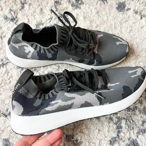 (nautica) black grey camo print tie up slip on women’s sneakers size 7.5